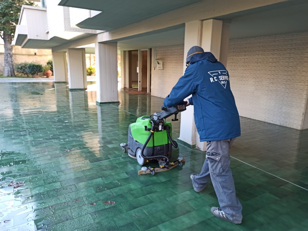 pulizia pavimentazione con macchinari livorno