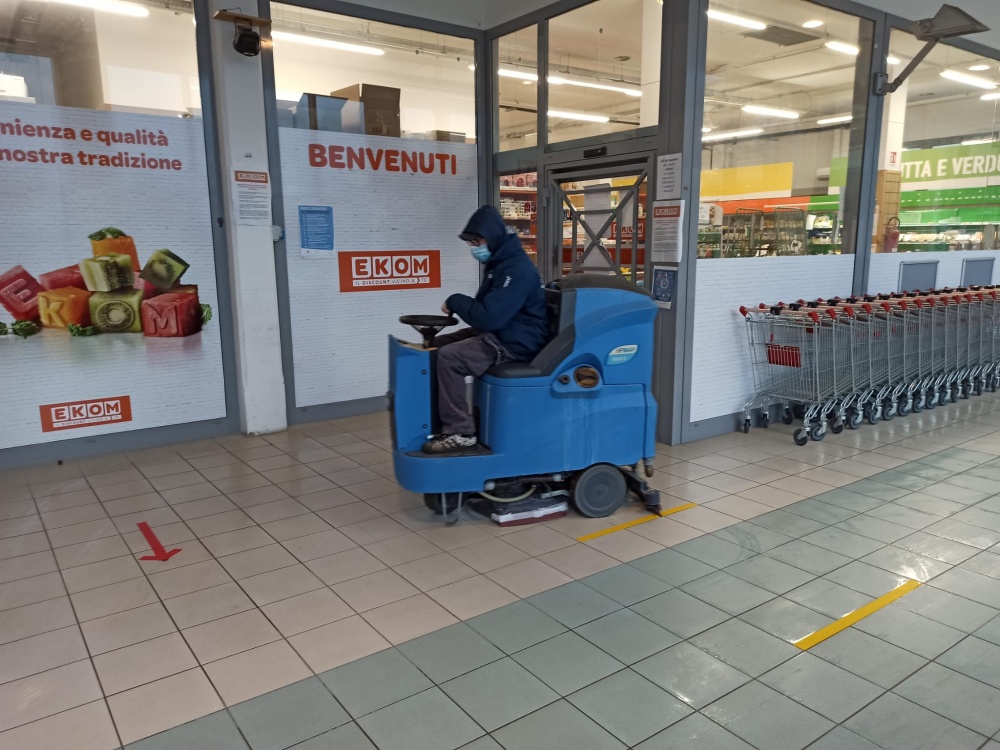 lavaggio pavimenti supermercato con lavaeasciuga livorno