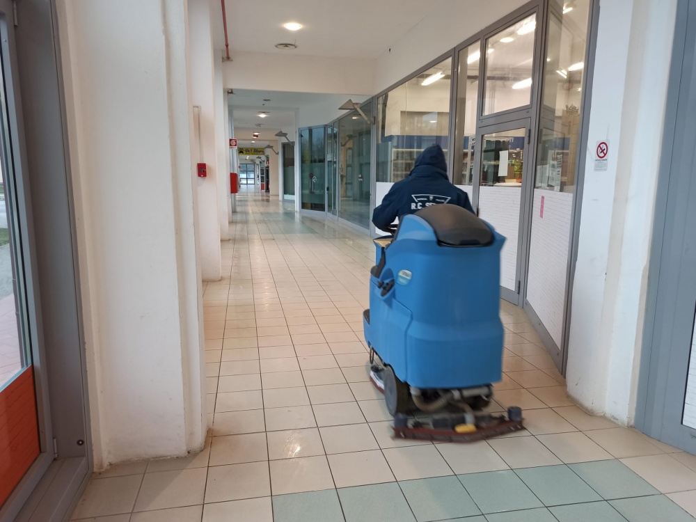 pulizia pavimenti centro commerciale livorno