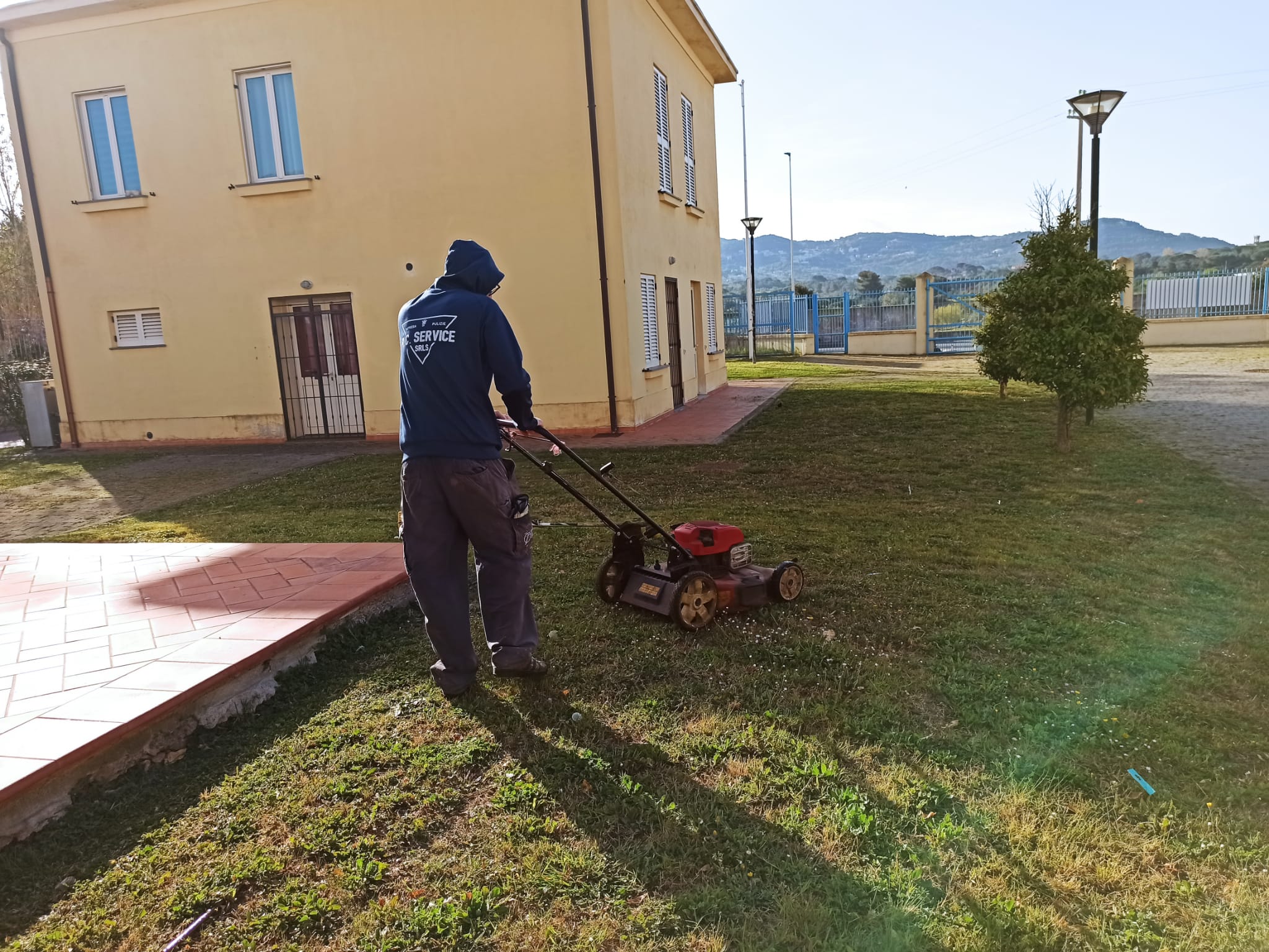 manutenzione giardini con tagliaerba